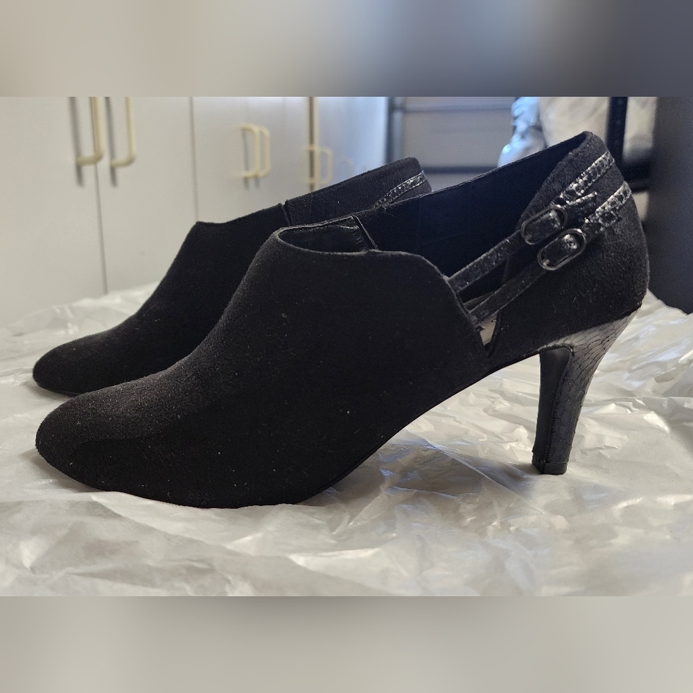 Black heels size 6